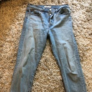Size 28 Levi’s high waisted wedgie jean. Like new. Light medium wash